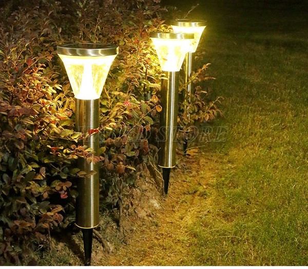 Đèn cắm cỏ ánh sáng vàng