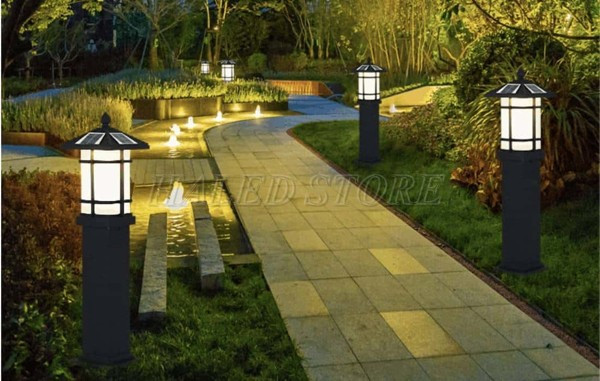 Ánh sáng vàng điểm tô cho sân vườn ngoài trời