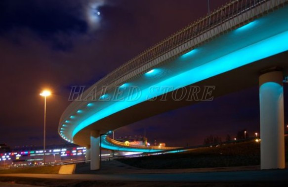 thiet-ke-chieu-sang-doc-dao-cho-cau-vuot-tren-cao