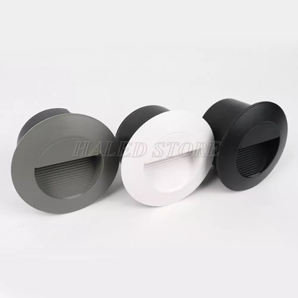 den-led-op-noi-tuong-cau-thang