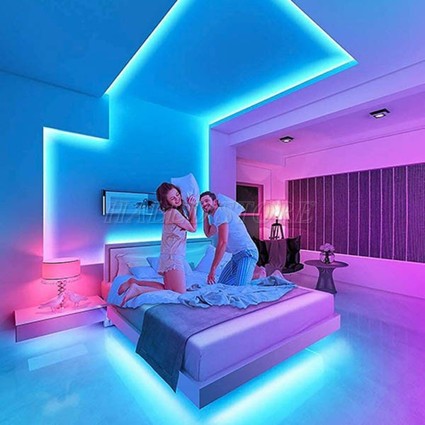 Đèn tuýp LED màu xanh dương chiếu sáng phòng ngủ 