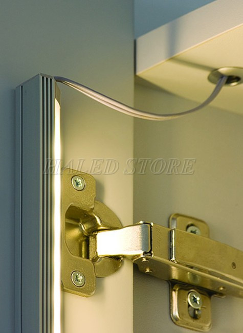 bo-tri-den-ben-trong-tu-bep