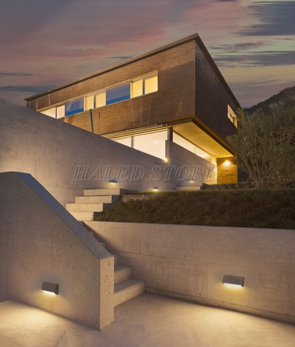 bo-tri-chieu-sang-den-led-cau-thang-ngoai-troi