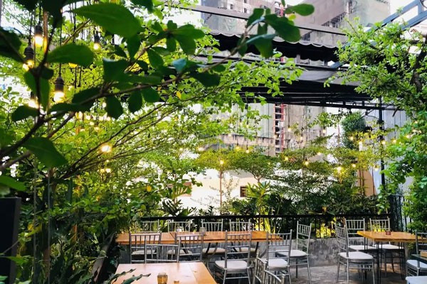 bong-den-treo-cay-quan-cafe