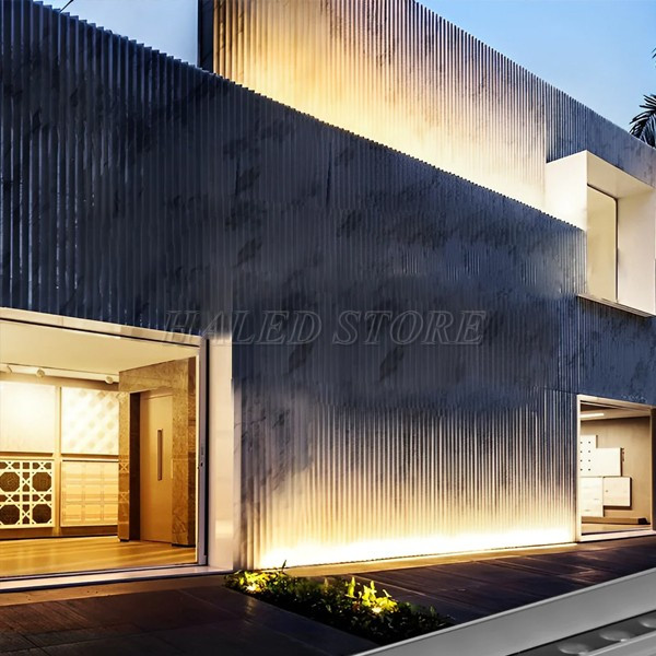 chieu-sang-hat-tuong-ngoai-troi