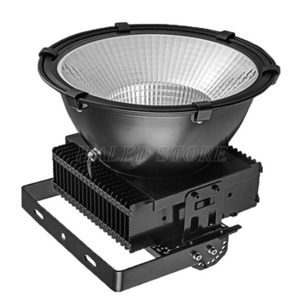 den-pha-cao-ap-san-cau-long-400w