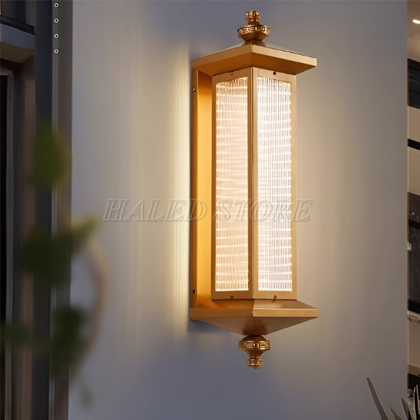 den-san-vuon-gan-tuong-bang-inox