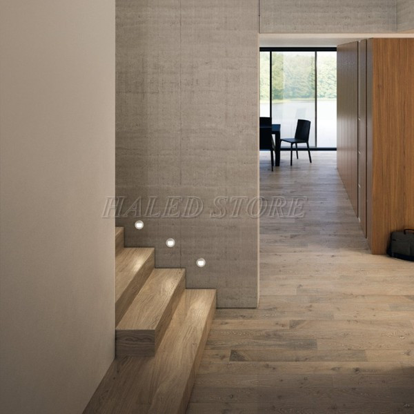 lap-dat-chieu-sang-den-cau-thang-hien-dai