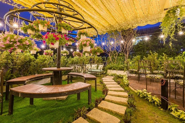 trang-tri-den-led-day-cho-quan-ca-phe