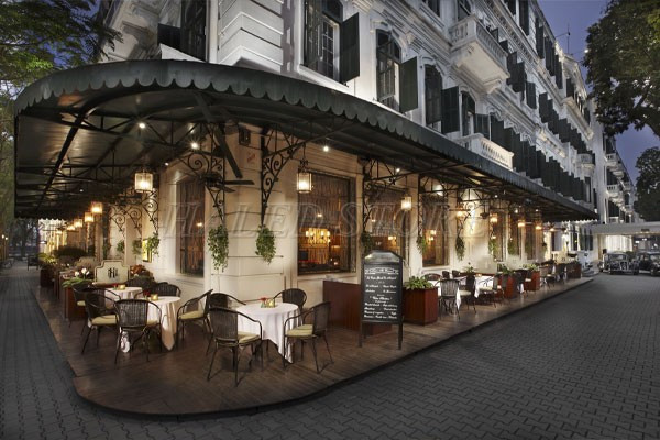 trang-tri-den-quan-cafe-san-cuon-dep