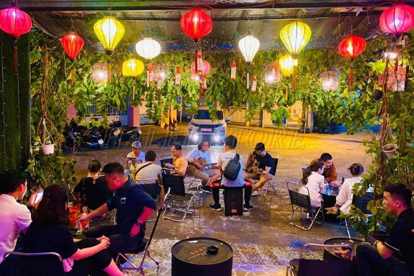 trang-tri-quan-ca-phe-voi-den-long