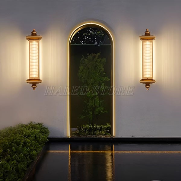 ung-dung-chieu-den-san-vuon-gan-tuong-inox