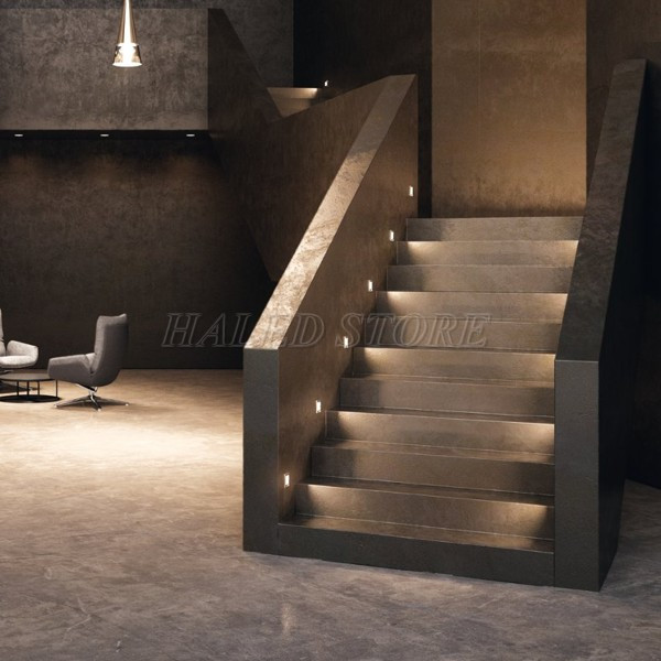 ung-dung-lap-den-den-chan-tuong-cau-thang-trong-nha