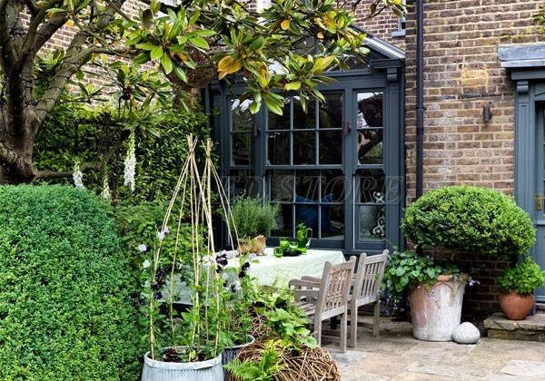 bo-tri-ban-ghe-go-trong-san-vuon-nha-cap-4