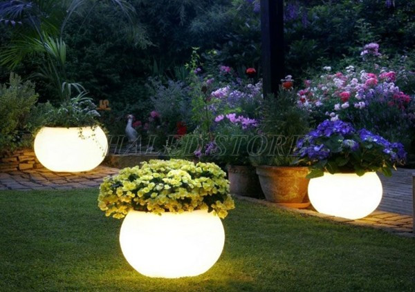 chieu-sang-san-vuon-voi-mau-bon-hoa-phat-sang