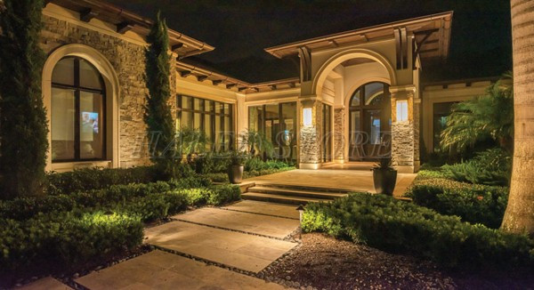 lap-den-tuong-tai-cot-truoc-nha