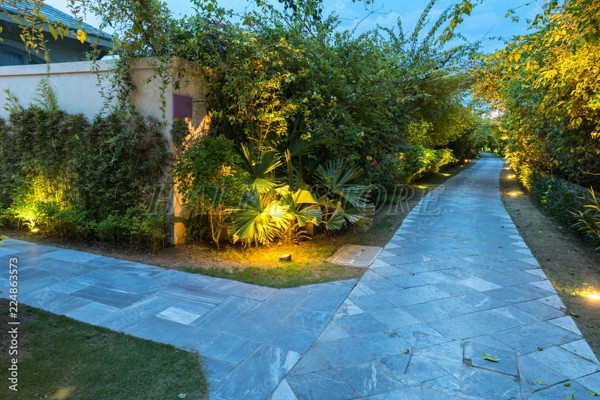 su-dung-nen-gach-trang-tri-loi-di-san-vuon