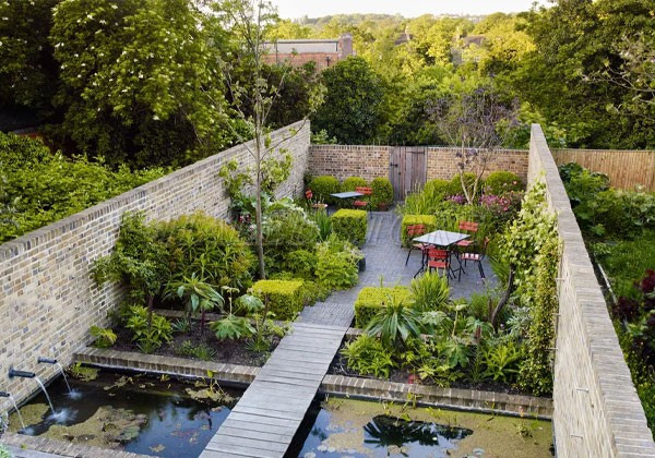 thiet-ke-mau-ban-ghe-nhua-trong-san-vuon