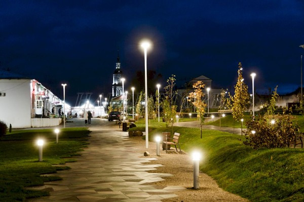 trang-tri-den-tru-led-chieu-sang-cong-vien