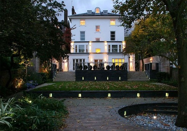 trang-tri-den-tuong-san-vuon-nha-cap-4