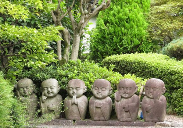 trang-tri-tuong-phat-san-vuon