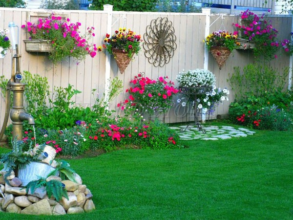 trang-tri-tuong-rao-voi-chau-hoa