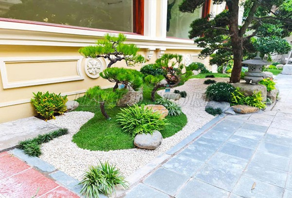 khom-tieu-canh-san-vuon-kieu-nhat