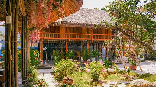 mau-san-vuon-truoc-nha-dam-chat-viet