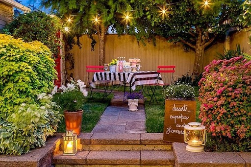 bo-tri-den-chum-cho-loi-di-cau-thang-san-vuon