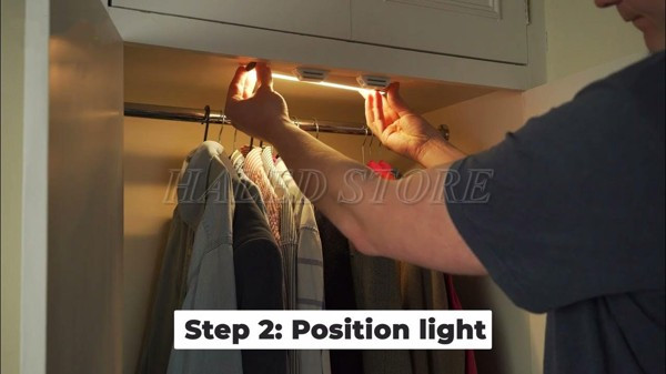 gan-denled-thanh-cam-bien-len-tu-quan-ao