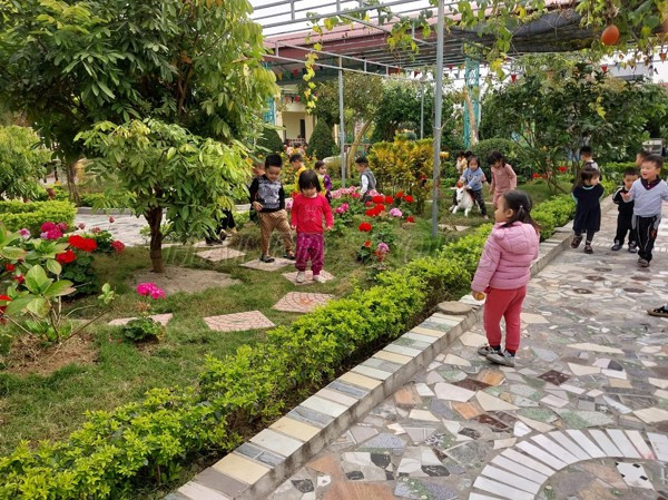 gio-sinh-hoat-ngoai-gio-trong-san-vuon