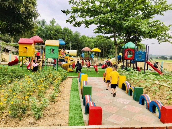 khu-san-vuon-nho-trong-truong-mam-non-giup-tre-phat-trien-toan-dien