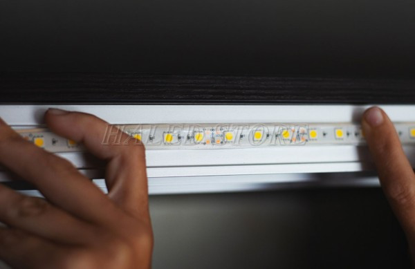 lap-den-led-vao-thanh-nhom