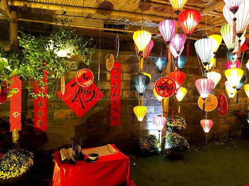 mau-decor-san-vuon-den-long-choi-tet.