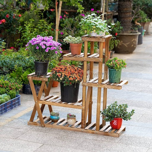 sap-xep-cac-chau-cay-len-ke-go-dep