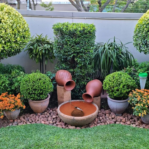 su-dung-cac-vat-dung-de-trang-tri-goc-vuon