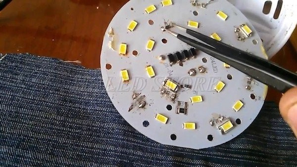 sua-den-pha-led-bi-khiem-khuyet-module-led