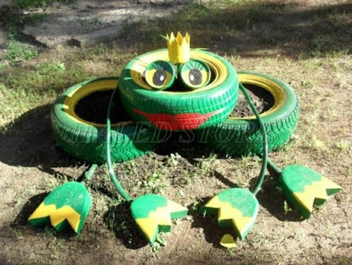 tao-hinh-chu-ech-ngo-nghinh-tu-lop-xe-mau-2