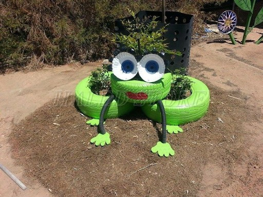 tao-hinh-chu-ech-xanh-tu-lop-xe-cu-mau-4