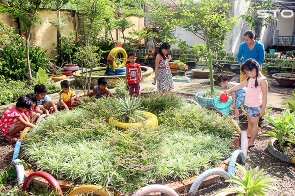 tao-khu-vuon-hoa-trong-trong-mam-non-tu-banh-xe-o-to