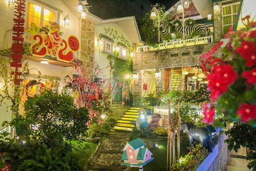 trang-tri-den-chieu-sang-ngay-tet-cho-quan-cafe