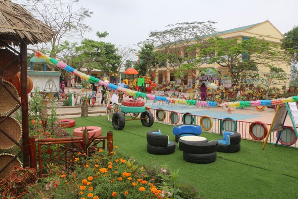 trang-tri-hang-san-vuon-mam-non-voi-banh-xe