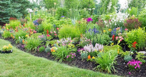 trang-tri-hoa-thanh-khom-tao-goc-vuon-dep