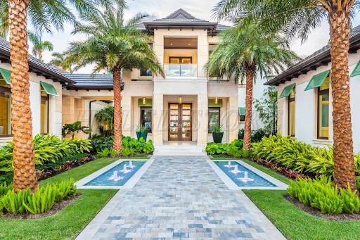 trang-tri-khong-san-vuon-nhiet-doi-mau-3