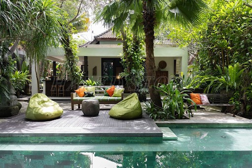 trang-tri-khong-san-vuon-nhiet-doi-mau-4