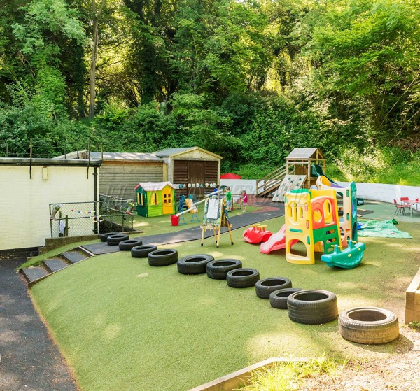 trang-tri-san-vuon-mam-non-bang-banh-xe-tai-che