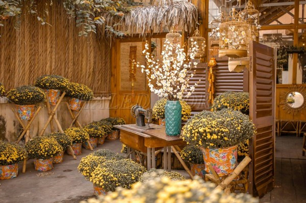 trang-tri-tieu-canh-dong-tet-ngoai-troi-theo-loi-di