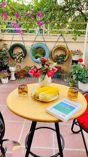 trang-tri-vach-tuong-quan-cafe-tu-lop-xe