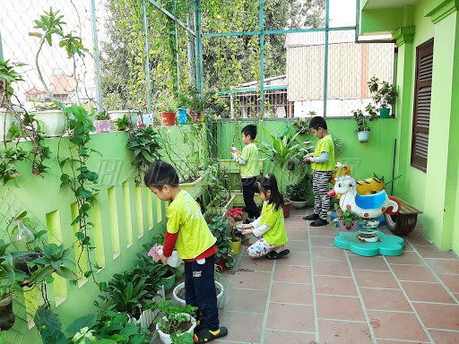 tre-nho-va-hoat-dong-tuoi-cay-xanh