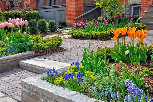 trong-cac-o-hoa-nho-truoc-nha